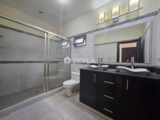 Se Vende Amplia Casa En Residencial La Foresta, SPS
