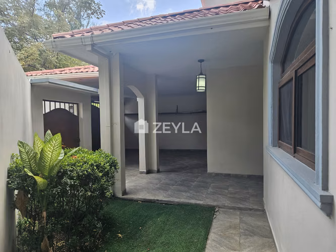 Se Vende Amplia Casa En Residencial La Foresta, SPS