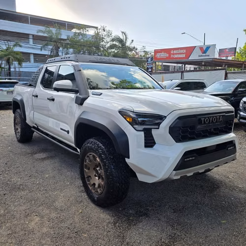 TOYOTA TACOMA TRAILHUNTER 2025