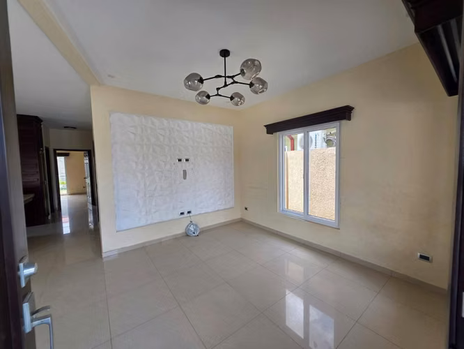 Se Vende Linda Casa de Esquina En Residencial Costa del Este 2 - Imagen 3