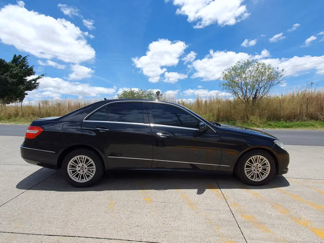Mercedes-Benz E350 Elegance 2011  – De Agencia / Solo 65,000 km - Imagen 3
