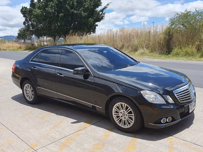 Mercedes-Benz E350 Elegance 2011  – De Agencia / Solo 65,000 km - Imagen 2