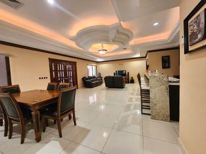 Venta de amplia casa en Colonia Trejo