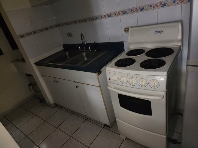Lomas del Guijarro/Edificio con vigilancia privada las 24/7/1 Hab+1 Parqueo - Imagen 3