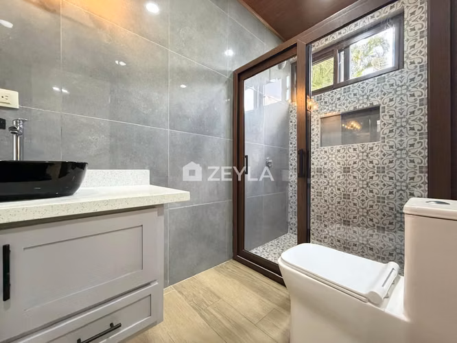 Se Vende Amplia Casa En Residencial, Sector Mackay, SPS