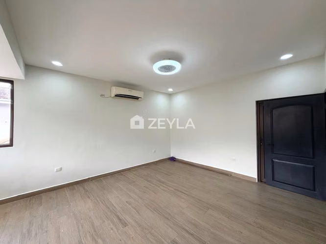 Se Vende Amplia Casa En Residencial, Sector Mackay, SPS