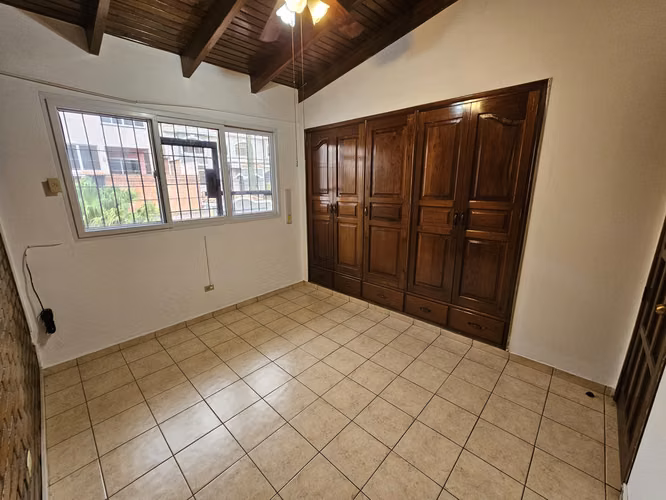 Casa en Alquiler en Lomas del Guijarro
