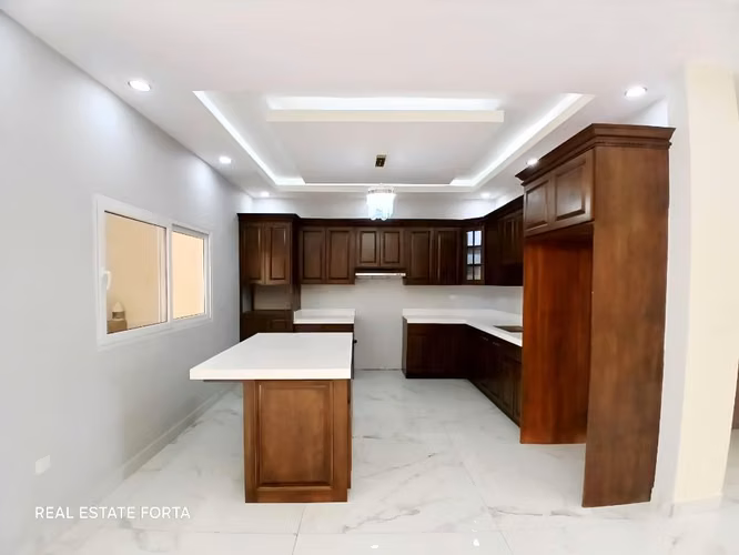 Venta de Casa Nueva, ubicada en la Residencial El Sauce, Villa Los Napoleones, en Tegucigalpa.