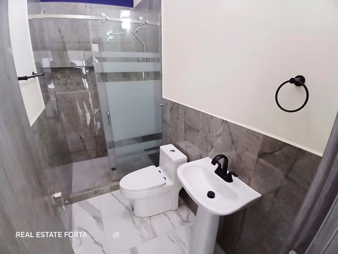 Venta de Casa Nueva, ubicada en la Residencial El Sauce, Villa Los Napoleones, en Tegucigalpa.