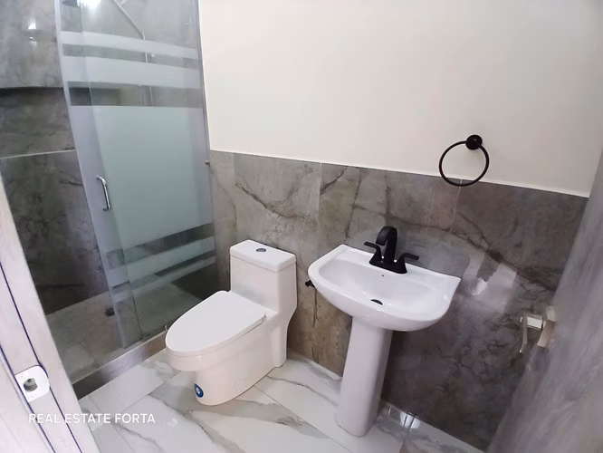 Venta de Casa Nueva, ubicada en la Residencial El Sauce, Villa Los Napoleones, en Tegucigalpa.