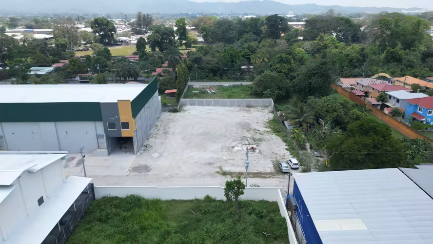 ALQUILER DE TERRENO DE 2,940.33 VARAS CUADRADAS