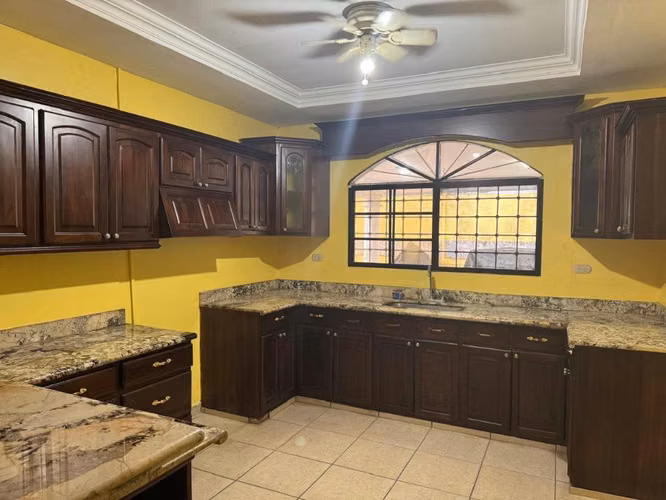 Se vende Casa en Jardines del Valle san Pedro sula