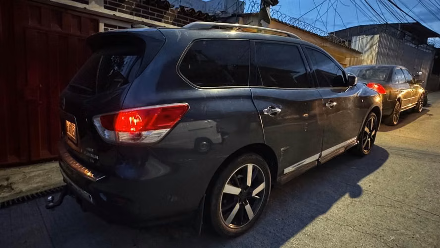 Venta o permuta de Nissan Pathfinder , año 2014 , 4x4 , es la full liuno , la platinium