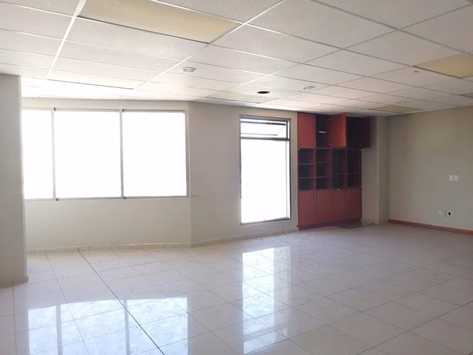 Local grande en alquiler, para oficinas. - Imagen 3
