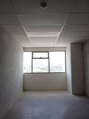 Local en nivele de oficinas en venta.