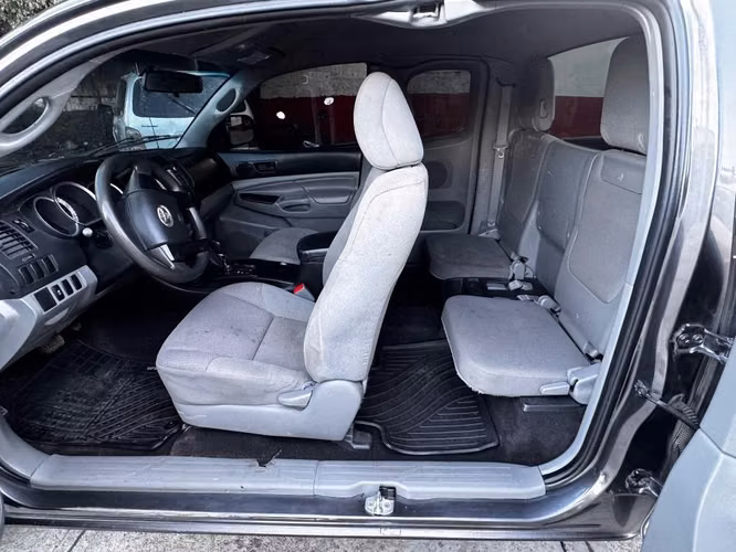 Toyota tacoma año 2014 4x2 automático , pocos meses de ingreso , cabina y media