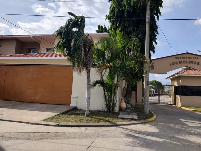 SE RENTA CASA EN RESIDENCIAL LOS MOLINOS, SECTOR NORTE.