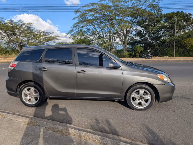 Se vende carro — Cómodo, económico y bien cuidado