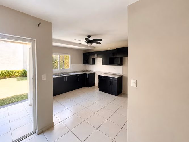 CASA EN RENTA RESIDENCIAL EL SAUCE 4 HABITACIONES | 3 BAÑOS US$1,300 MANTENIMIENTO INCLUIDO - Imagen 4