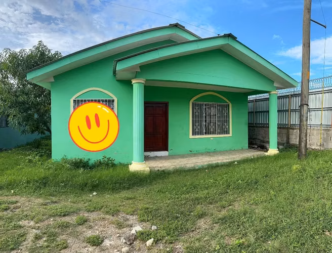 Venta de casa en La Ceiba, Honduras colindando con el muelle de cabotaje - Imagen 1