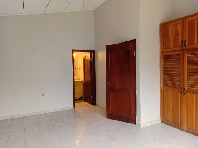 Hermosa casa de un nivel en venta - Imagen 6