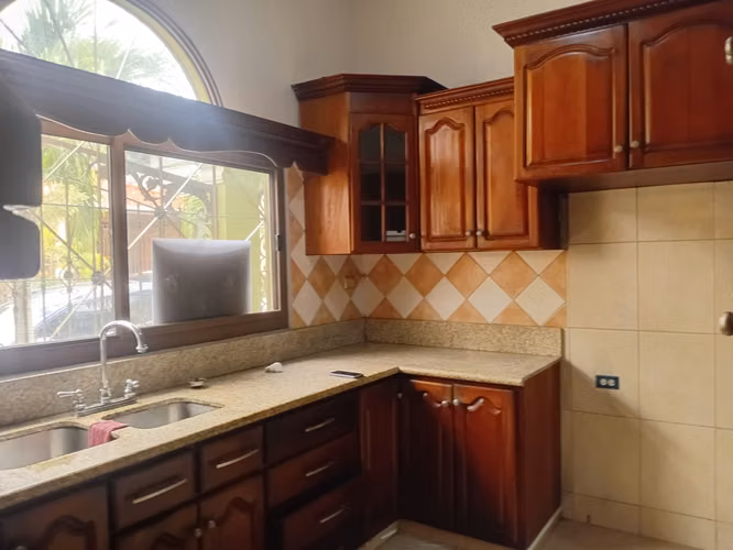 Hermosa casa de un nivel en venta - Imagen 4