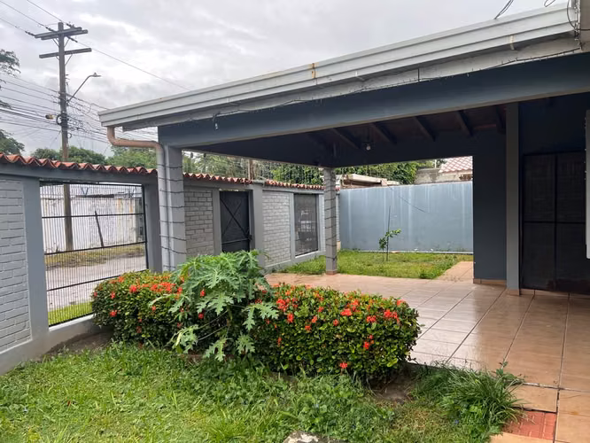 Venta de Casa amplia de esquina en Residencial Las Mercedes