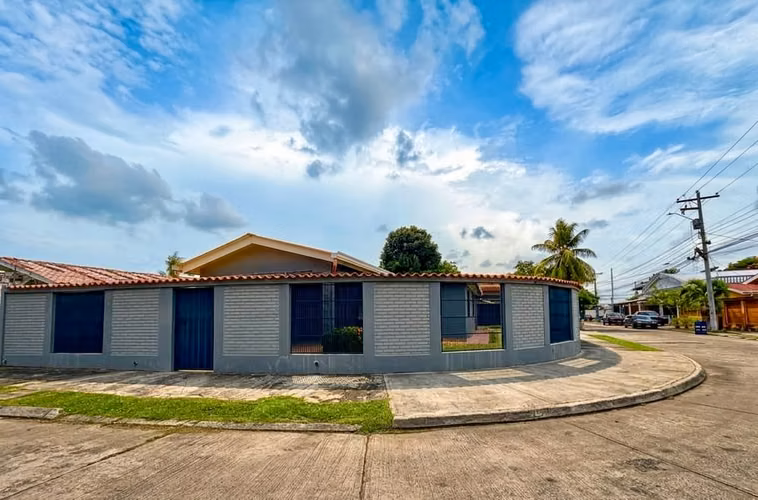 Venta de Casa amplia de esquina en Residencial Las Mercedes - Imagen 4