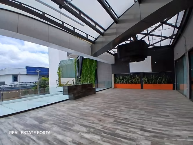 Alquiler de Hermoso Local Comercial, en "Maderos Plaza", en Tegucigalpa.