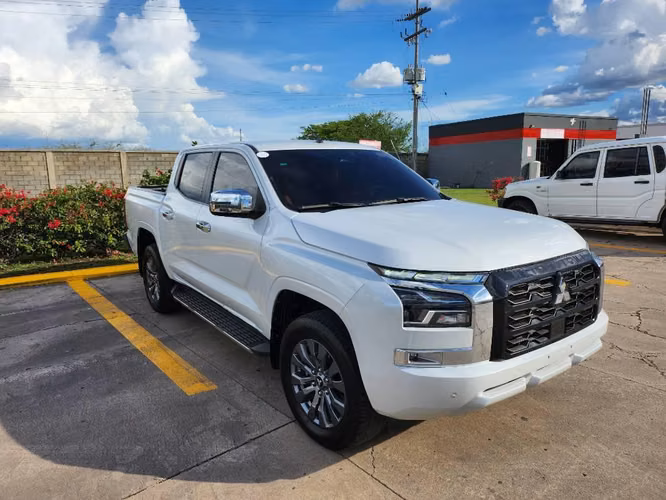 Vendo Mitsubishi L 200 con 24 xxx kilómetros