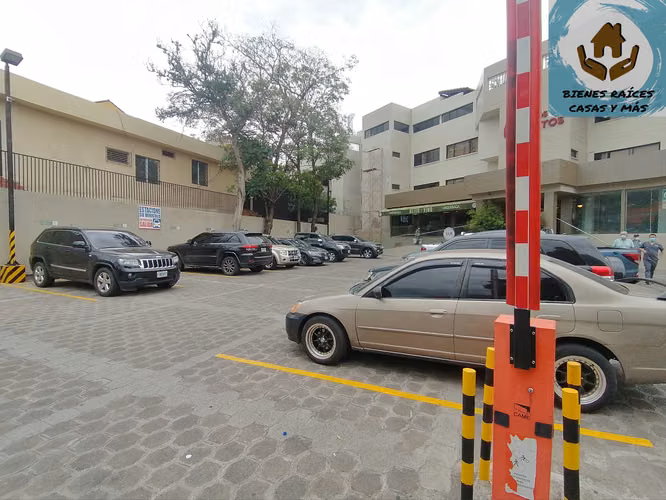 AMPLIO LOCAL PARA OFICINA EN EDIFICIO LOS JARROS EN EL BLVD MORAZÁN