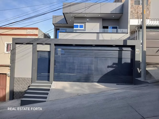 Venta de Hermosa Casa Totalmente Nueva, ubicada en la Residencial Santa Cruz, en Tegucigalpa.