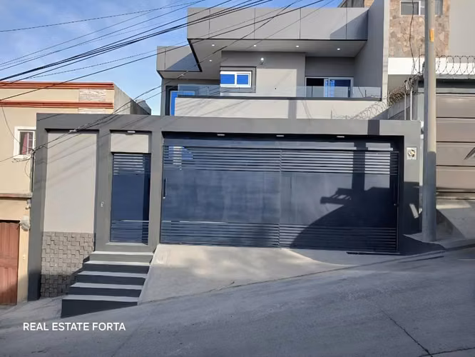 Venta de Hermosa Casa Totalmente Nueva, ubicada en la Residencial Santa Cruz, en Tegucigalpa.