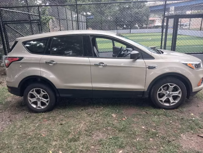 Se vende ford escape motor 2.5 año 2017 millas 180,000 - Imagen 6
