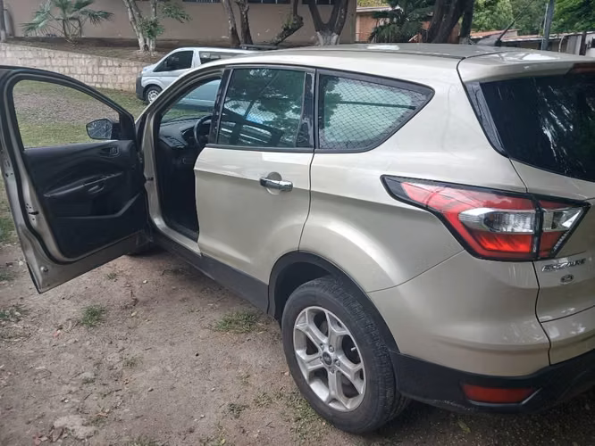 Se vende ford escape motor 2.5 año 2017 millas 180,000 - Imagen 5