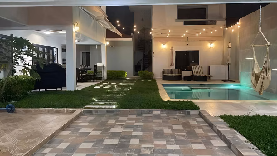 Venta de Hermosa Casa con Piscina, en la Residencial Las Uvas, en Tegucigalpa.