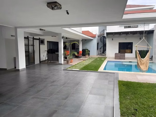 Venta de Hermosa Casa con Piscina, en la Residencial Las Uvas, en Tegucigalpa. - Imagen 2