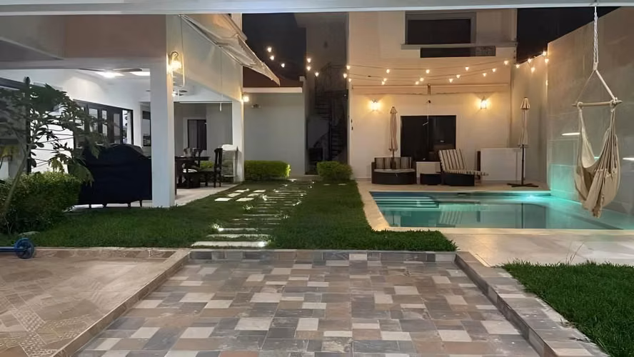 Venta de Hermosa Casa con Piscina, en la Residencial Las Uvas, en Tegucigalpa.