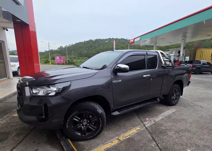 Hilux cabin and half year 2021