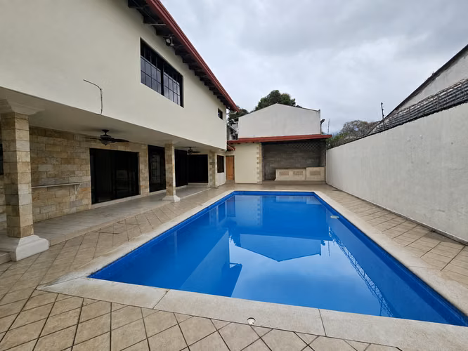Se alquila casa para uso familiar o Comercial 