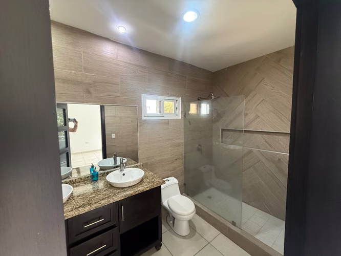 SE ALQUILA AMPLIA CASA EN RESIDENCIAL EL BARRIAL SAN PEDRO SULA - Imagen 9