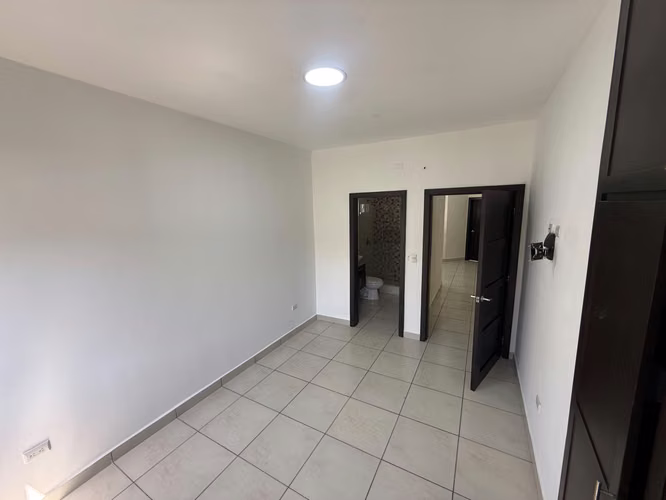 SE ALQUILA AMPLIA CASA EN RESIDENCIAL EL BARRIAL SAN PEDRO SULA - Imagen 10