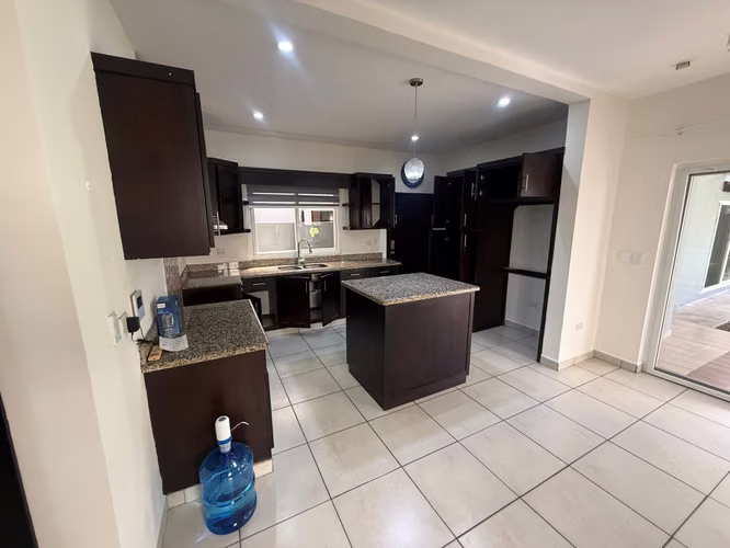 SE ALQUILA AMPLIA CASA EN RESIDENCIAL EL BARRIAL SAN PEDRO SULA - Imagen 2