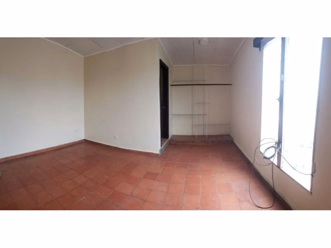 Res.Miraflores,Casa amplia,Circuito cerrado,Accesible,4 Hab+Hab.servicio+3 Parqueos+Patio+Balcon - Imagen 4