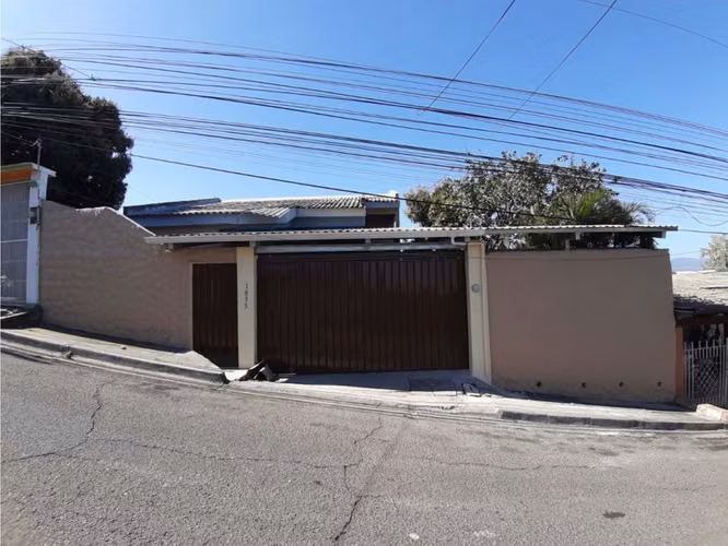 Res.Miraflores,Casa amplia,Circuito cerrado,Accesible,4 Hab+Hab.servicio+3 Parqueos+Patio+Balcon - Imagen 2