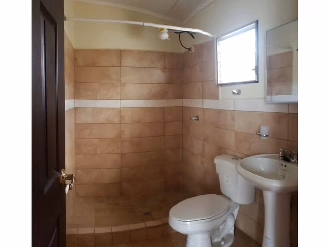 Res.Miraflores,Casa amplia,Circuito cerrado,Accesible,4 Hab+Hab.servicio+3 Parqueos+Patio+Balcon - Imagen 7