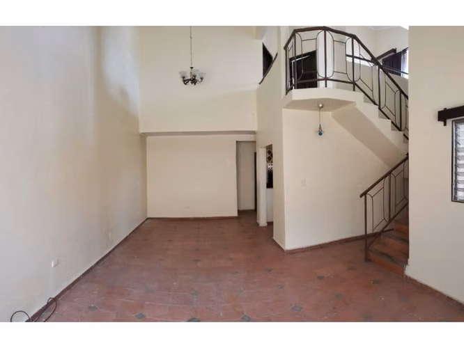 Res.Miraflores,Casa amplia,Circuito cerrado,Accesible,4 Hab+Hab.servicio+3 Parqueos+Patio+Balcon - Imagen 3