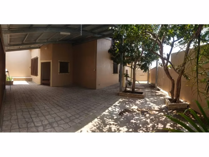 Res.Miraflores,Casa amplia,Circuito cerrado,Accesible,4 Hab+Hab.servicio+3 Parqueos+Patio+Balcon