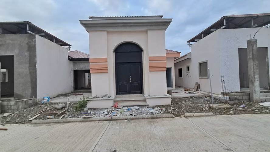 Houses are sold in La Ceiba, near the boulevard 15 of September and the boulevard leading to the Los