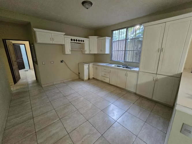 En El Hatillo, AMPLIOS ESPACIOS,TOTALMENTE CERCADO,3 Hab+Hab.servicio+AMPLIO Patio y JARDIN,2 Parqueos - Imagen 3